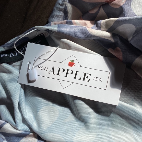 New Bon Apple Tea | Gray & White Floral V-Neck Short-Sleeve Top- size Large - Picture 10 of 12